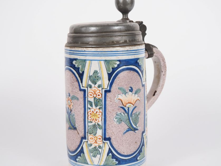 Pichet à bière XIXème en faience polychrome à décor de fleurs, couverc