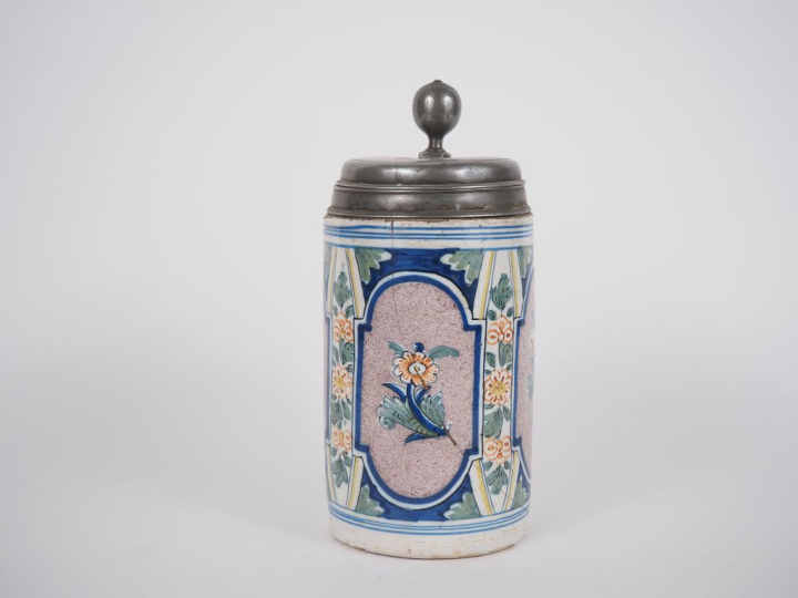 Pichet à bière XIXème en faience polychrome à décor de fleurs, couverc