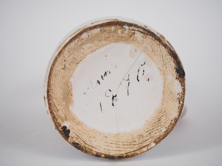 Pichet à bière XIXème en faience polychrome à décor de fleurs, couverc