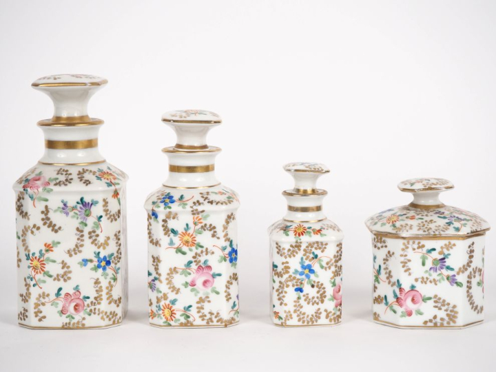 Garniture de toilette en porcelaine à décor de fleurs polychromes et d