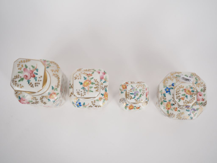 Garniture de toilette en porcelaine à décor de fleurs polychromes et d