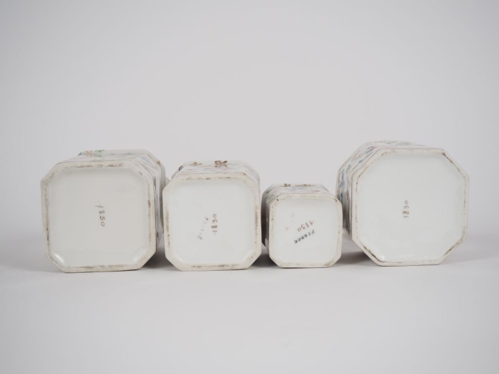 Garniture de toilette en porcelaine à décor de fleurs polychromes et d