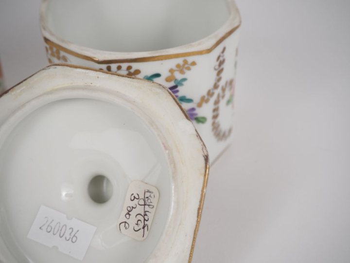 Garniture de toilette en porcelaine à décor de fleurs polychromes et d