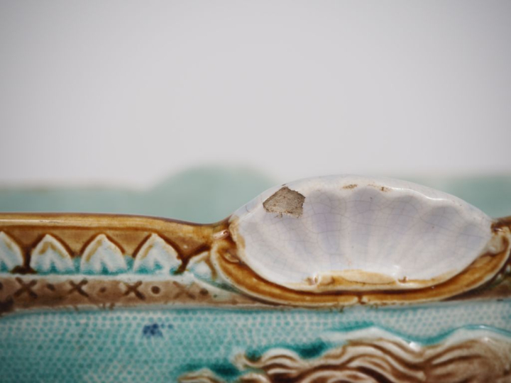 Jardinière en barbotine à décor polychrome de sirènes, de poissons et 