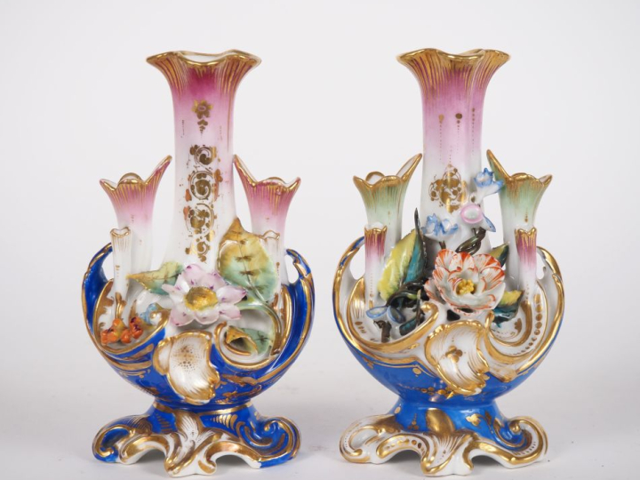 Paire de pique-fleurs Napoléon III en porcelaine polychrome de Paris à