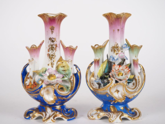 Vente aux enchères Paire de pique-fleurs Napoléon III en porcelaine polychrome de Paris à
