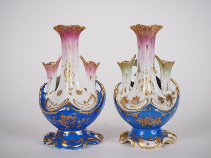 Paire de pique-fleurs Napoléon III en porcelaine polychrome de Paris à