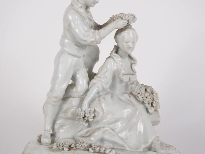 CAPODIMONTE. Groupe en porcelaine blanche figurant un scène galante.  