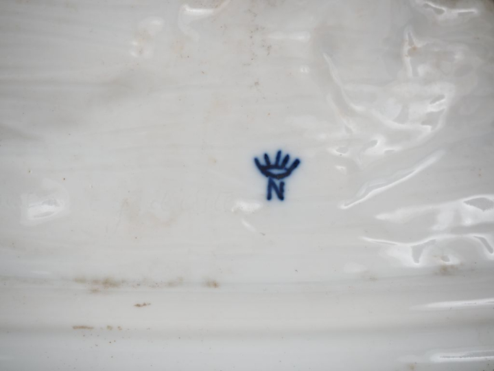 CAPODIMONTE. Groupe en porcelaine blanche figurant un scène galante.  