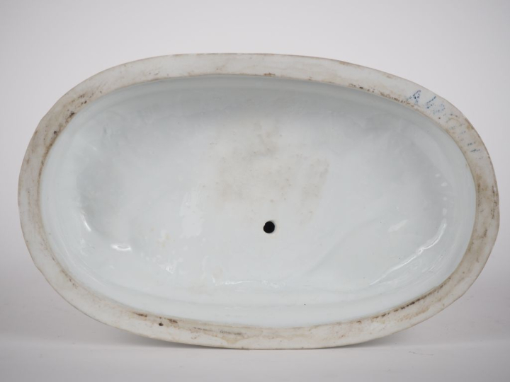 CAPODIMONTE. Groupe en porcelaine blanche figurant un scène galante.  