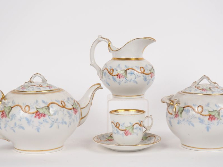 Service à thé Napoléon III en porcelaine à décor de fleurs polychromes