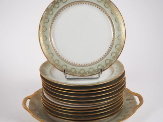 Vente aux enchères Service à dessert en porcelaine blanche et céladon à décor doré de fle