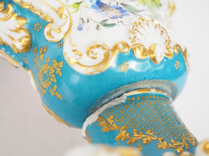 Jacob PETIT.  Paire de vases en porcelaine à décor de fleurs polychrom