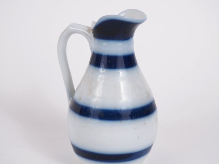 VALENTINE.  Pot à lait Napoléon III en porcelaine, à décor de liserés 
