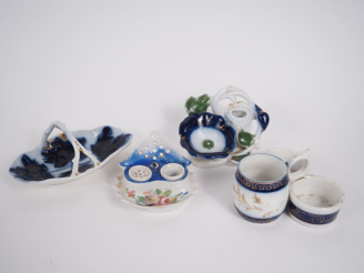 Vente aux enchères VALENTINE. 2 encriers et 2 vide poches, en porcelaine.