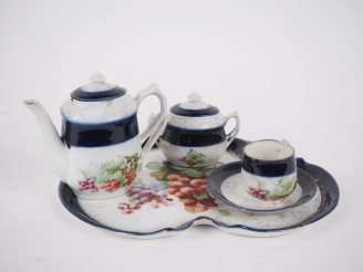 Vente aux enchères VALENTINE.  Service égoiste en porcelaine, à décor de grappes de raisi