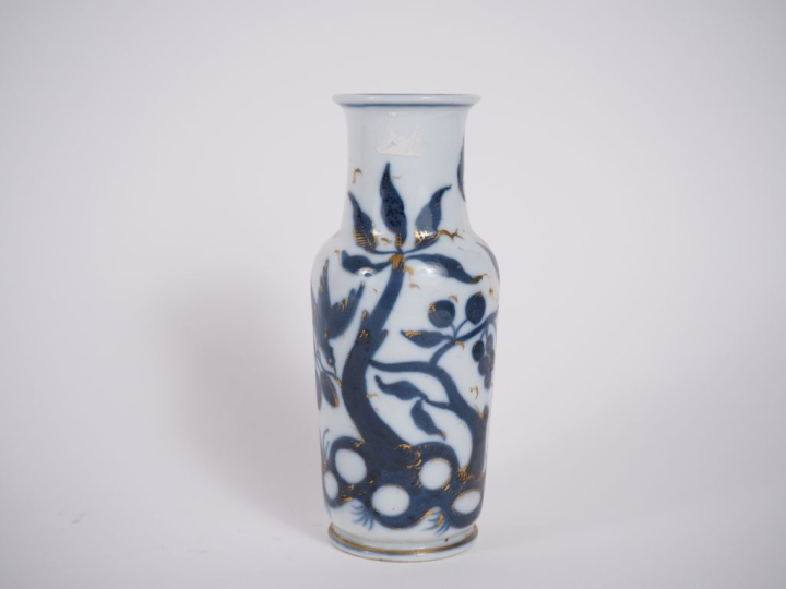 VALENTINE.  Vase en porcelaine à décor en camaieu bleu rehaussé d'or d
