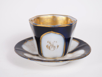 Vente aux enchères VALENTINE.  Déjeuner en porcelaine, blanc et bleu de four rehaussé d'o