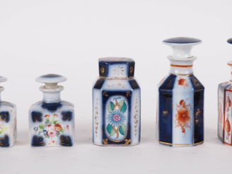 Vente aux enchères VALENTINE.  5 différents flacons de toilette en porcelaine, à décor de