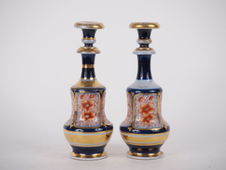 Vente aux enchères VALENTINE.  Paire de flacons de forme balustre en porcelaine, à décor 