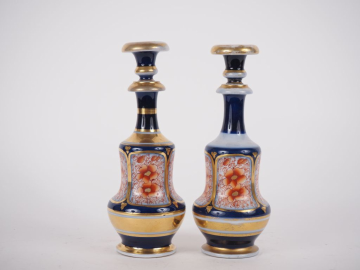 VALENTINE.  Paire de flacons de forme balustre en porcelaine, à décor 