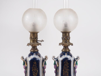 Vente aux enchères VALENTINE.  Paire de lampes à pétrole Napoléon III en porcelaine, déco