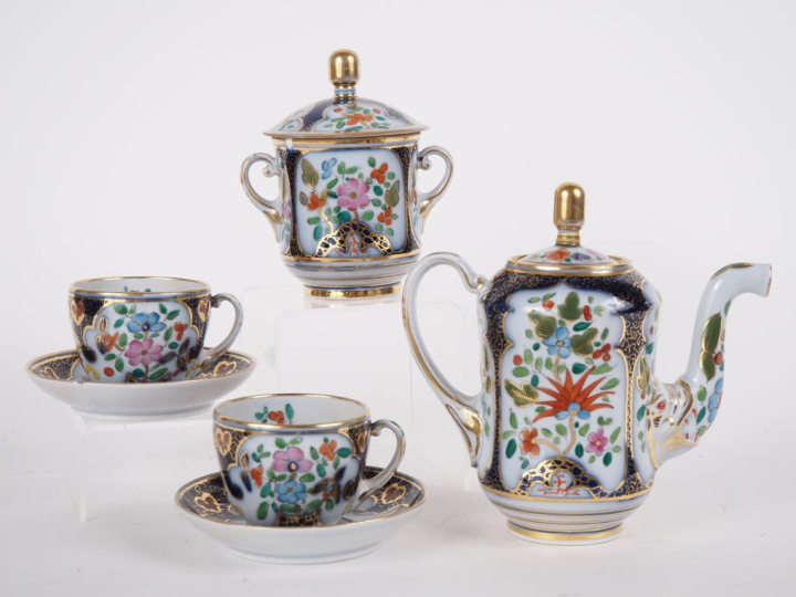 VALENTINE. Service à café tête en porcelaine polychrome comprenant une