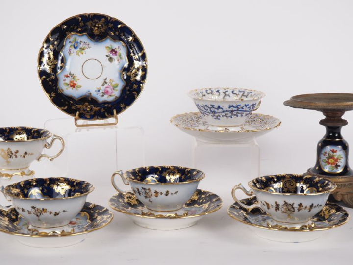 VALENTINE. Suite de 5 tasses et sous tasses, une tasse et sous tasse à