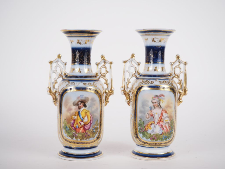 VALENTINE. Paire de vases balustres en porcelaine poylchrome à décor d