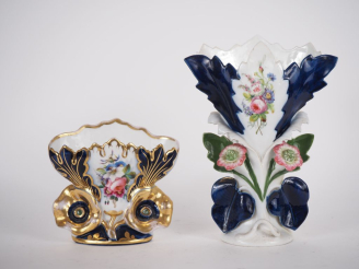Vente aux enchères VALENTINE. Deux différents vases en porcelaine polychrome à décor de f