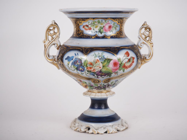 VALENTINE. Grand vase balustre en porcelaine polychrome à décors de fl