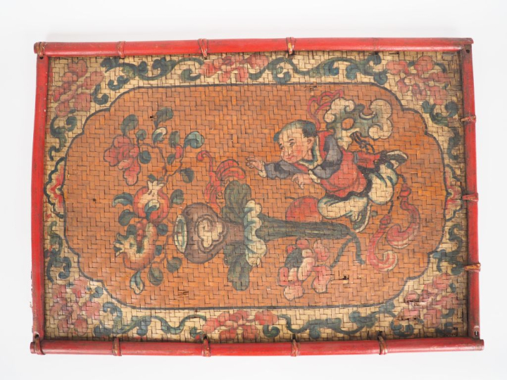 Ensemble de quatre panneaux en vannerie à décor laqué polychrome de sc