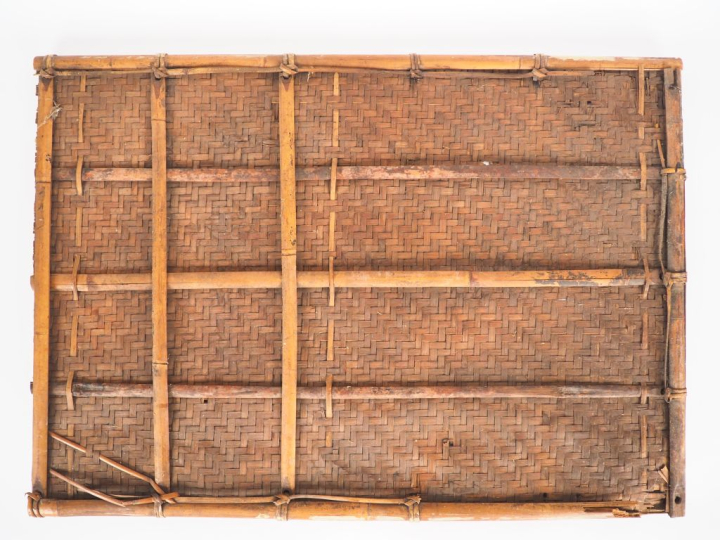 Ensemble de quatre panneaux en vannerie à décor laqué polychrome de sc