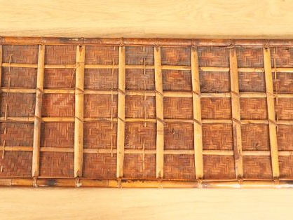 Ensemble de quatre panneaux en vannerie à décor laqué polychrome de sc