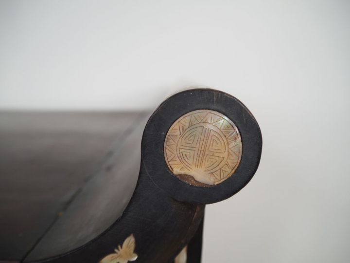 Importante console reposant sur 4 pieds en bois de palissandre "dalber