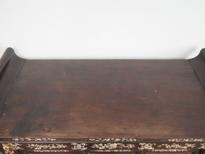 Importante console reposant sur 4 pieds en bois de palissandre "dalber