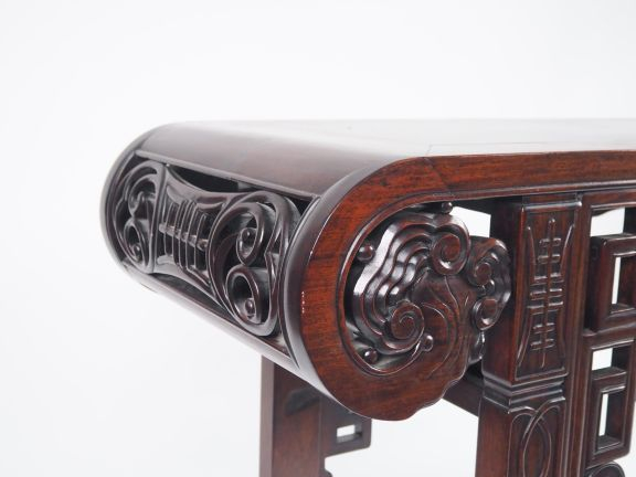 Chine, vers 1920, Console en bois reposant sur quatre pieds, à bords e