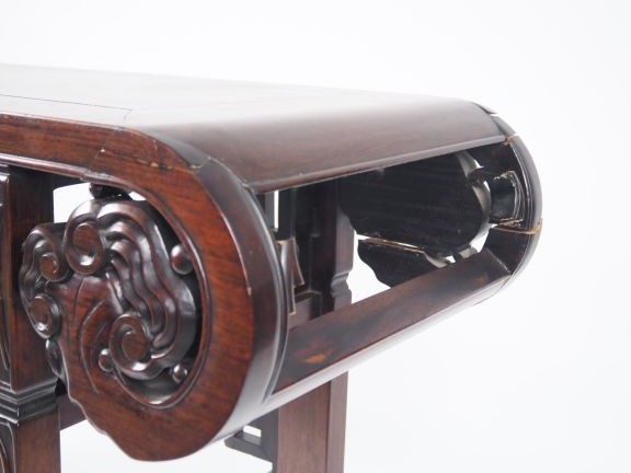 Chine, vers 1920, Console en bois reposant sur quatre pieds, à bords e