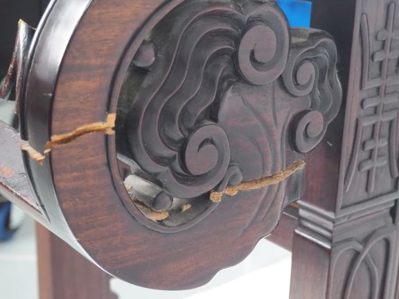 Chine, vers 1920, Console en bois reposant sur quatre pieds, à bords e