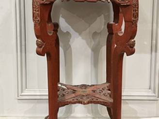 Vente aux enchères Grande sellette de style Extreme Orient en bois laqué rouge et noir.  
