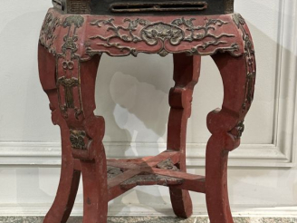 Vente aux enchères Petite sellette de style Extreme Orient en bois laqué rouge.  H. 57,5 