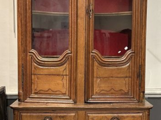Vente aux enchères Bibliothèque rustique en chêne ouvrant à deux portes vitrées, deux tir