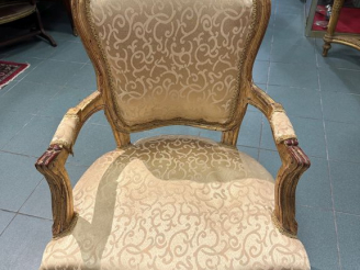 Vente aux enchères Paire de fauteuils cabriolet de style Louis XV en bois doré et patiné.