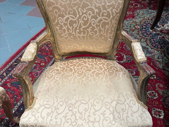 Paire de fauteuils cabriolet de style Louis XV en bois doré et patiné.