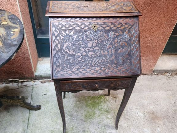Ensemble mobilier comprenant notamment :  - guéridon de style Empire d