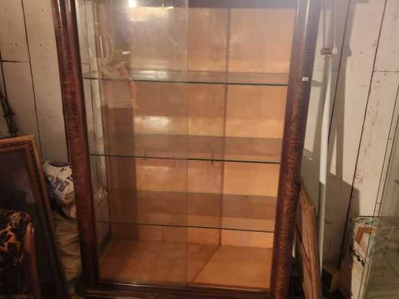 4 vitrines de présention en verre. 1 vitrine en bois et verre de style