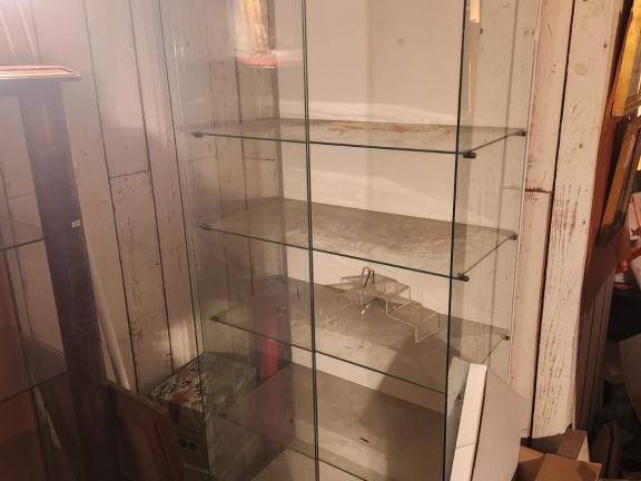 4 vitrines de présention en verre. 1 vitrine en bois et verre de style