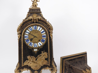 Vente aux enchères Cartel de style Louis XV en marqueterie Boule.  Ecaille brune et laito