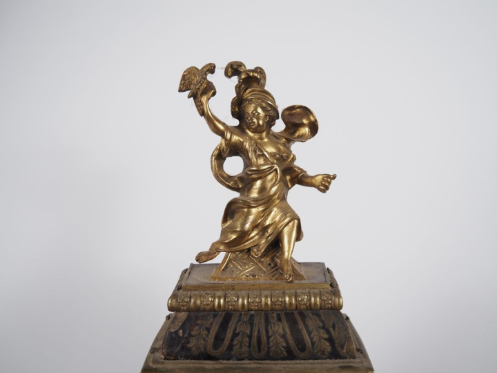 Cartel de style Louis XV en marqueterie Boule.  Ecaille brune et laito