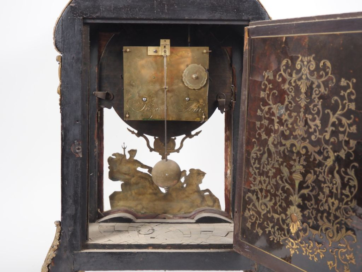 Cartel de style Louis XV en marqueterie Boule.  Ecaille brune et laito